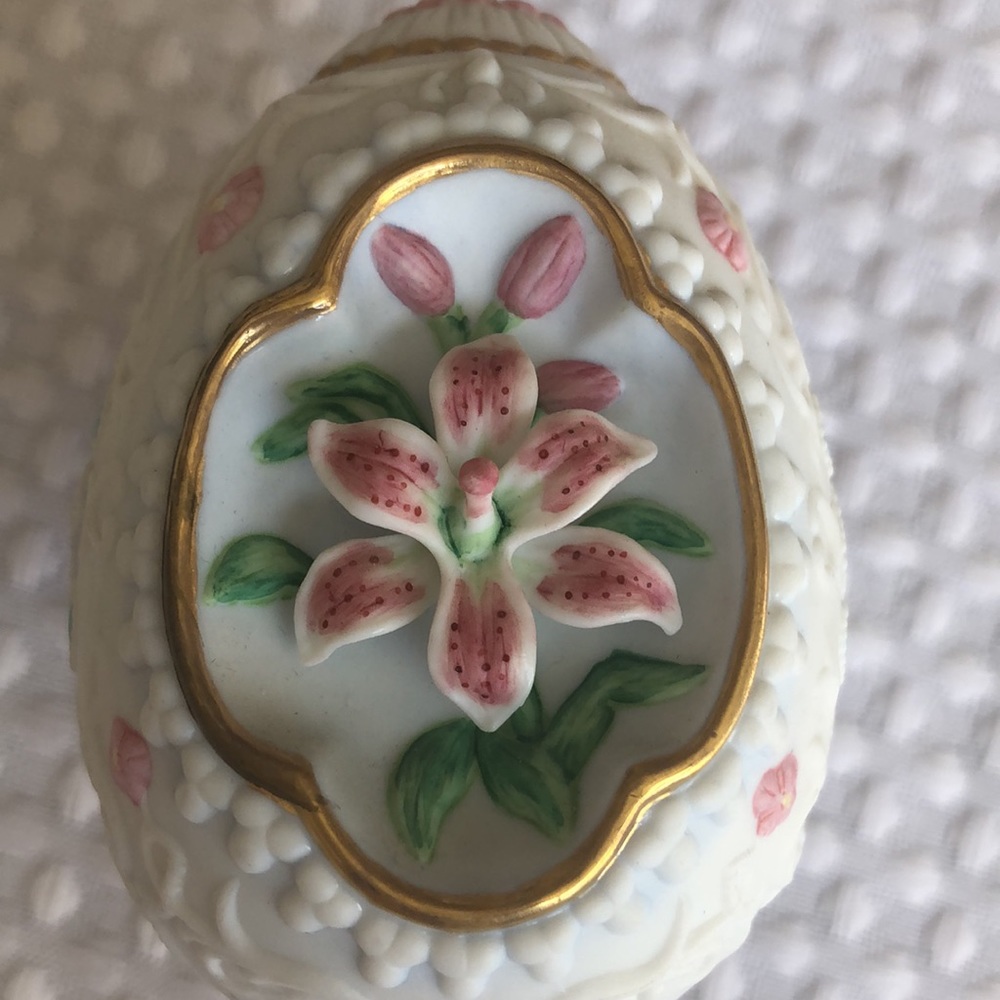 Vintage Lenox Lily Blossom Egg 1990 with stand. - Picture 7 of 10
